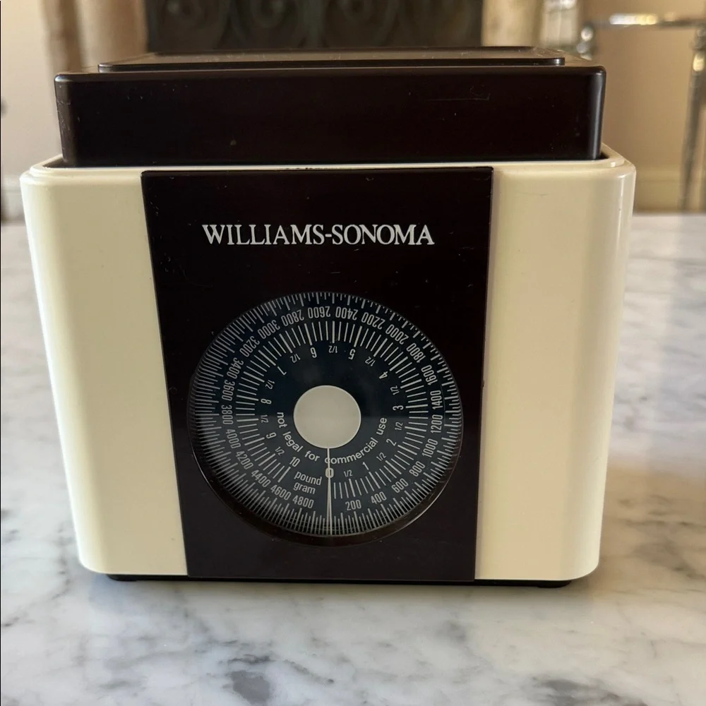 Vintage Williams Sonoma kitchen scale. Made in France.